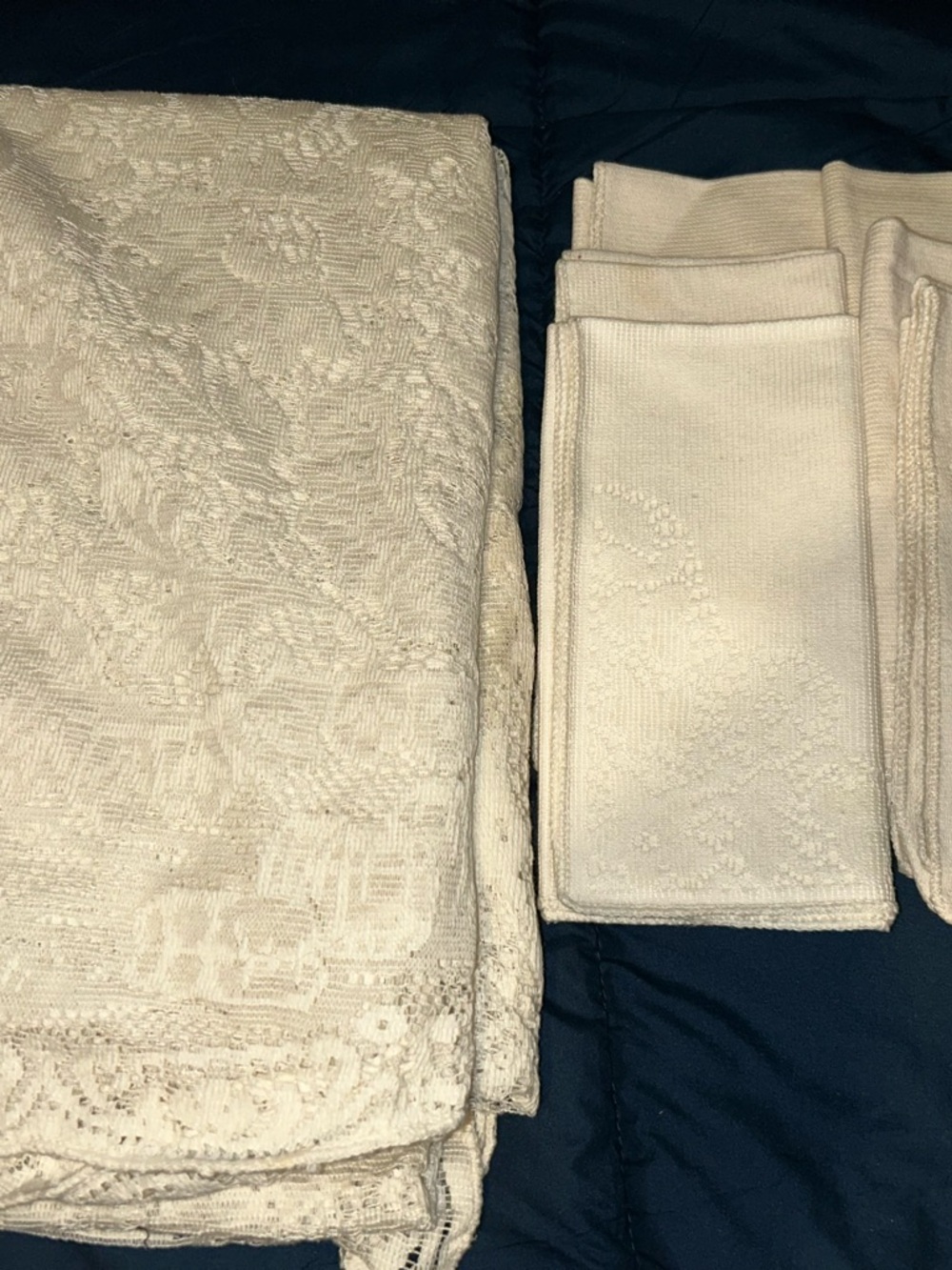 Decorative Antiques Oval Lace Tablecloth & Napkins